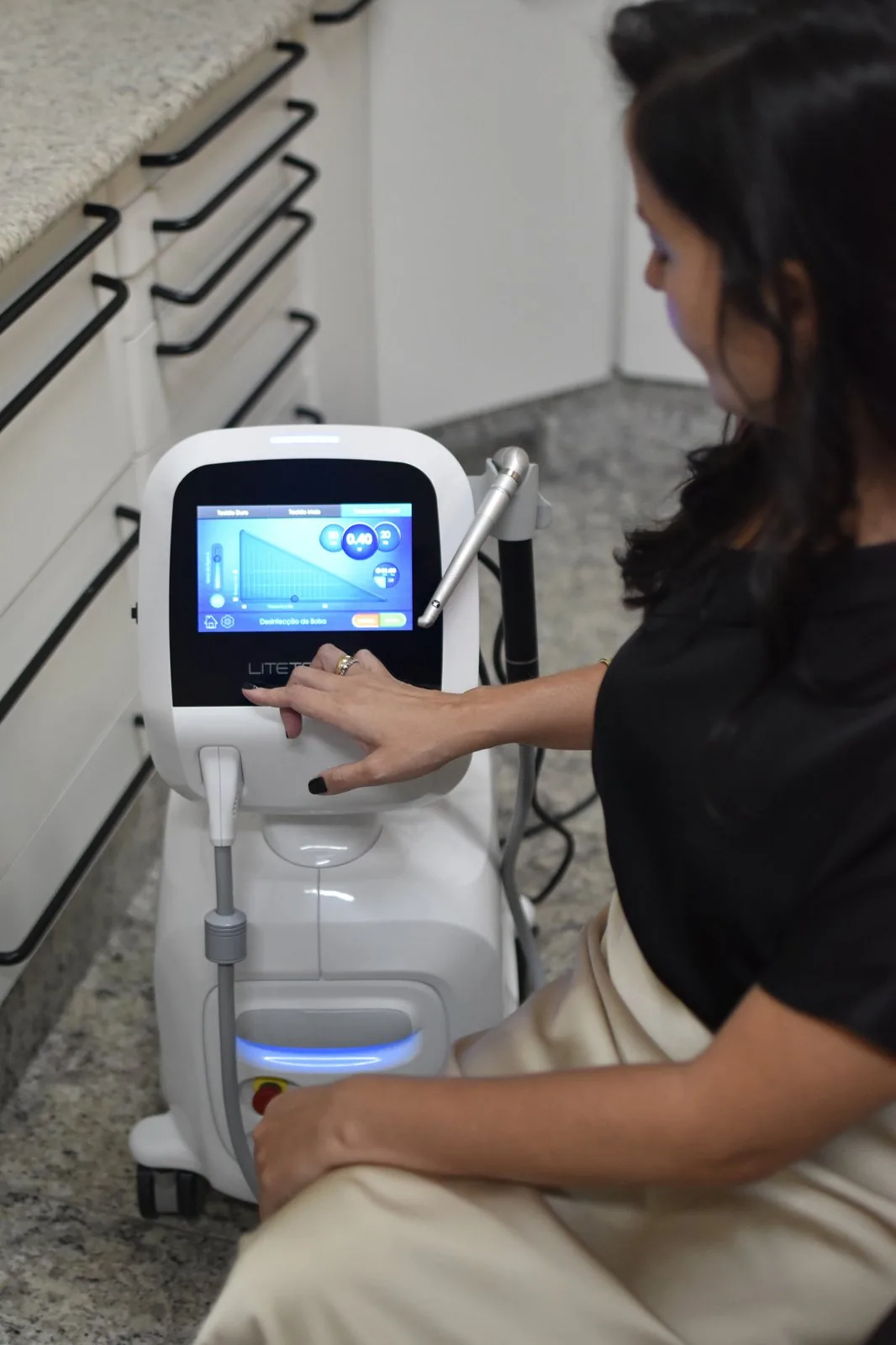 Dra. Taís operando scanner intraoral 3D